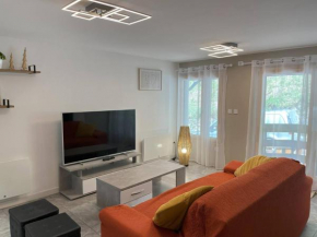 Appartement T4 rénové, proche centre, 3 chambres, 6/8 pers, équipé, est/ouest, dispo de suite - FR-1-234-254